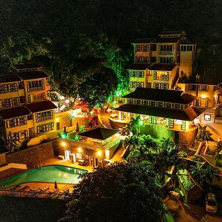 Queen'S Hotel, Bar & Kitchen The Bottom  ภายนอก รูปภาพ